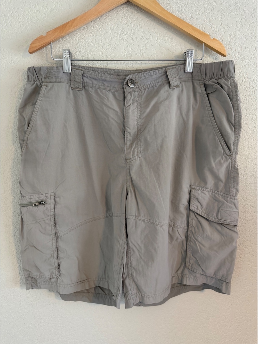 Columbia Omni Shade Cargo Hiking Shorts Khaki Mens Size 38